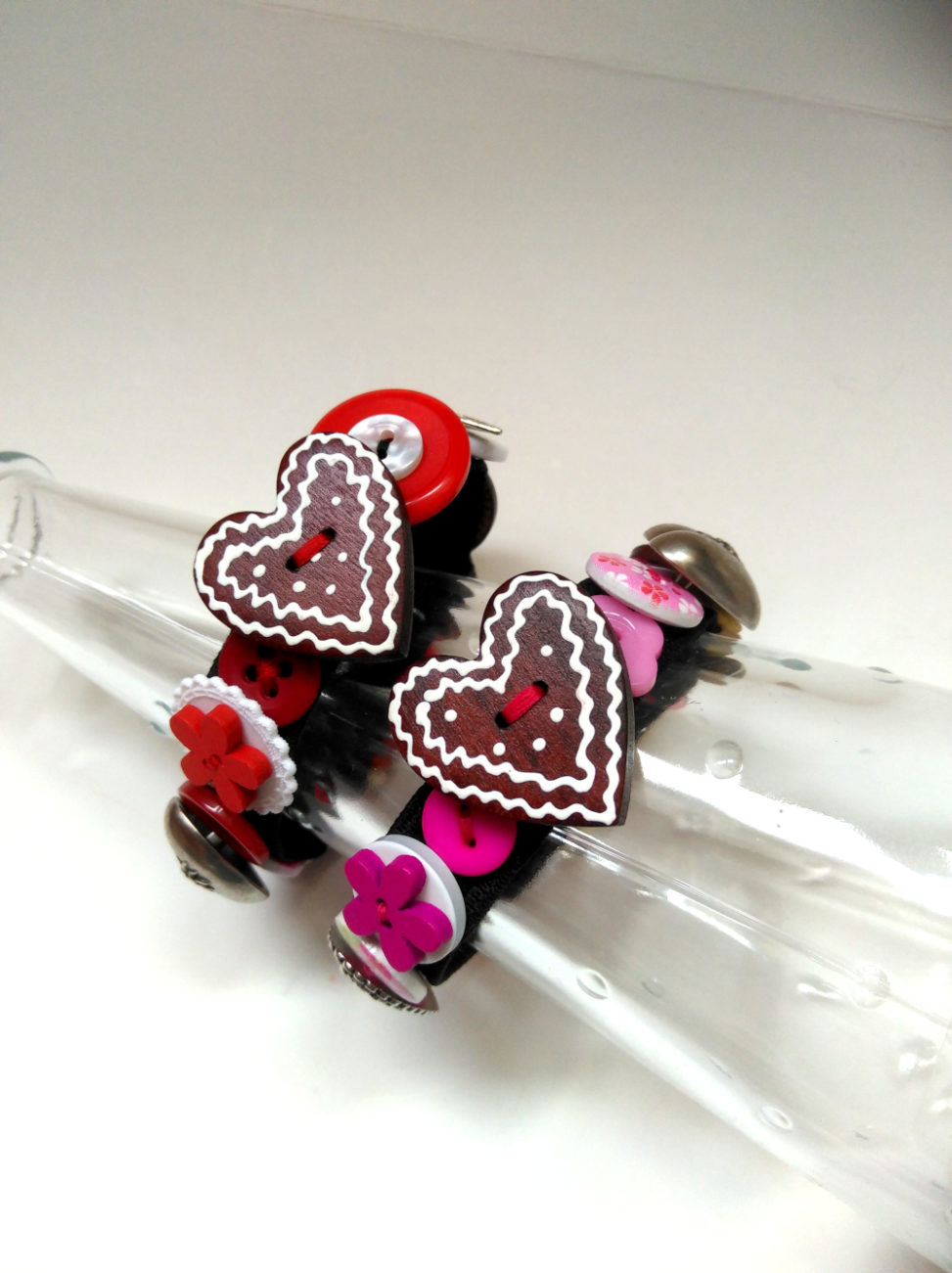 Zwei Knopfarmbänder im Trachtenlook passend zum Dirndl in rot und rosa